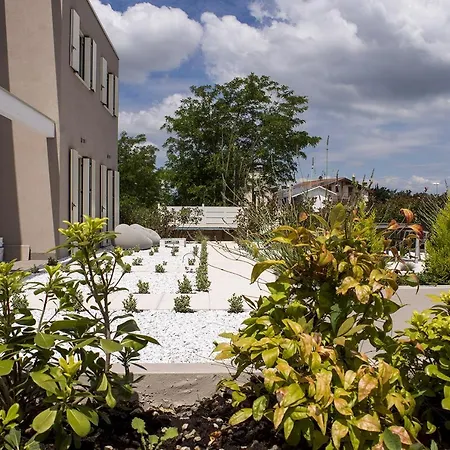 Home Suites Home 4* Salionze