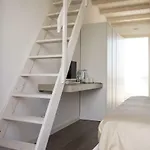 Home Suites Home 4*