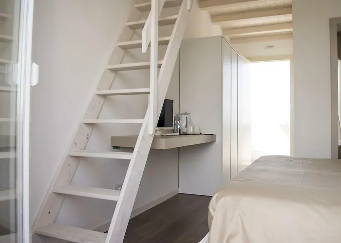 Home Suites Home 4*