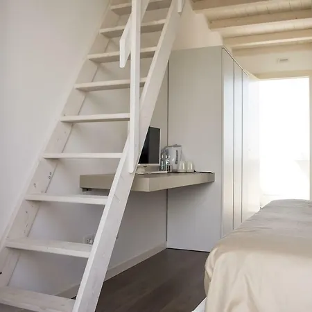 Home Suites Home 4*